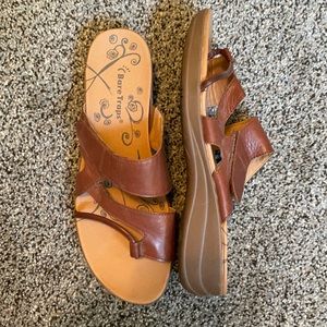 Bare Traps Brown Sandal. Size 9